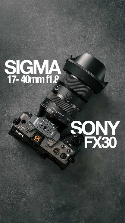 Primer plano de la Sony FX30 con objetivo Sigma 17–40 mm